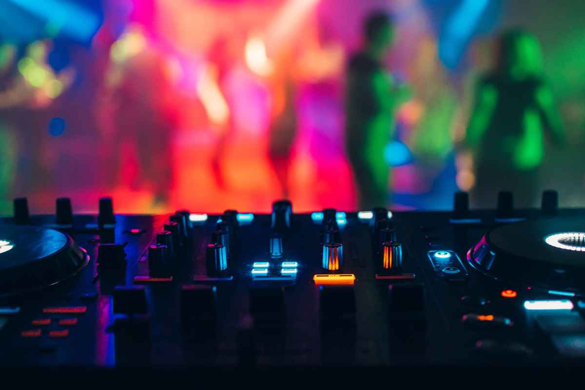 Discoteca con primo piano sul mixer per la musica