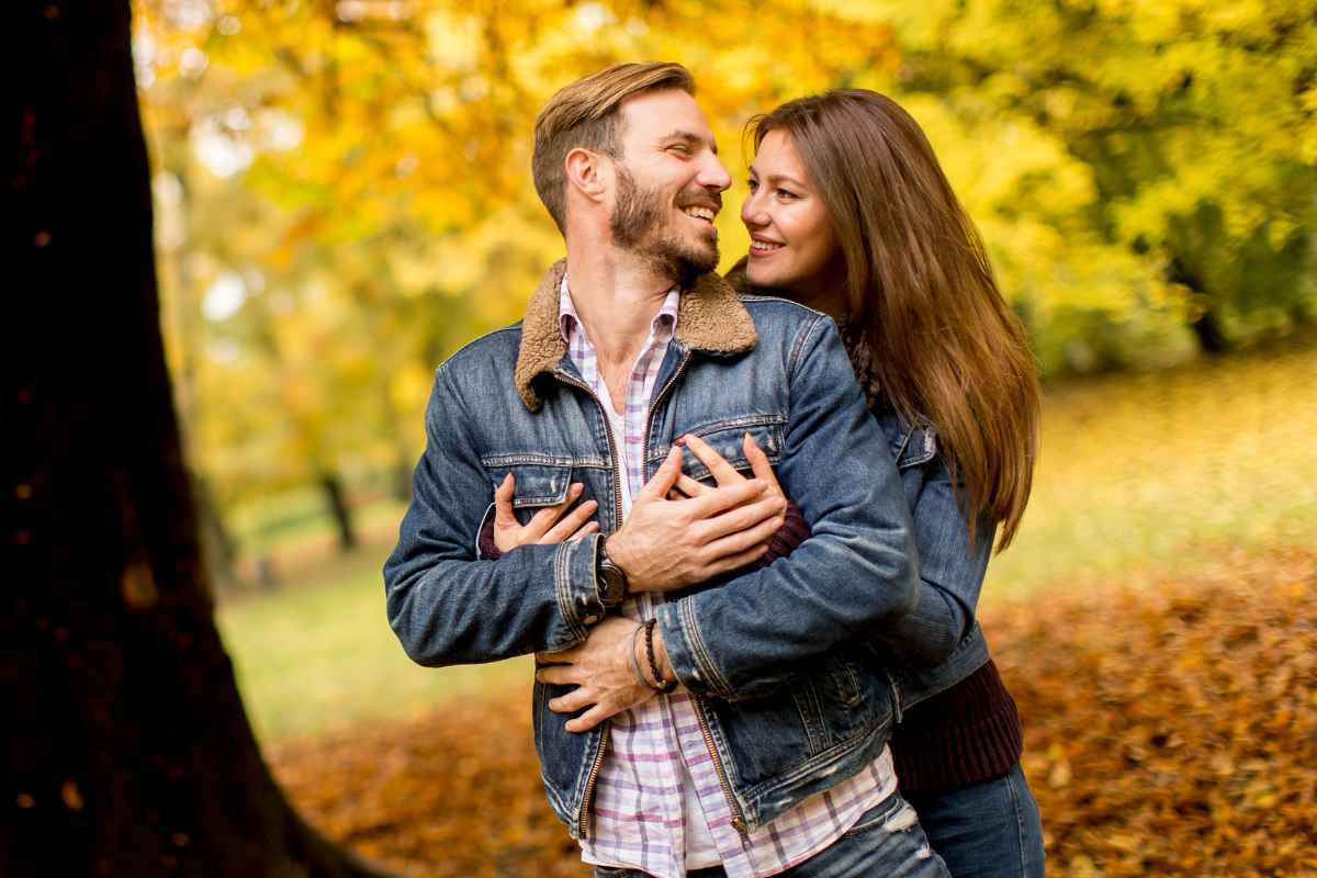 Coppia di amici che si abbraccia felice