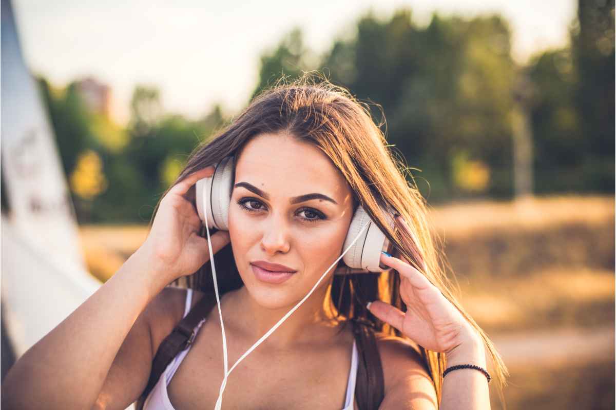 Ragazza che ascolta la musica con le cuffie