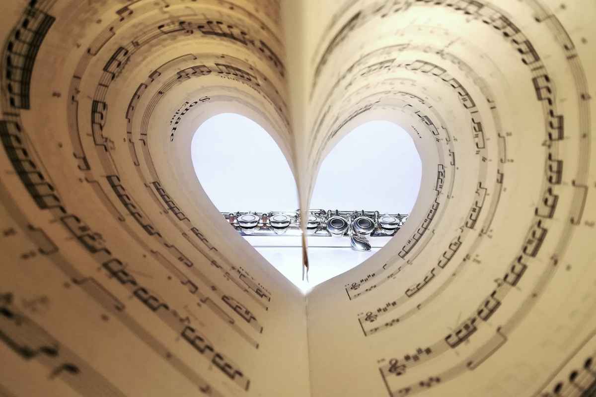 Pentagramma musicale con le pagine chiuse fino a formare un cuore
