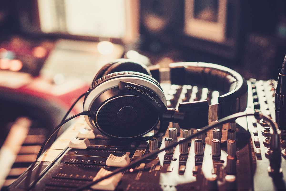 Mixer con cuffie in sala incisioni