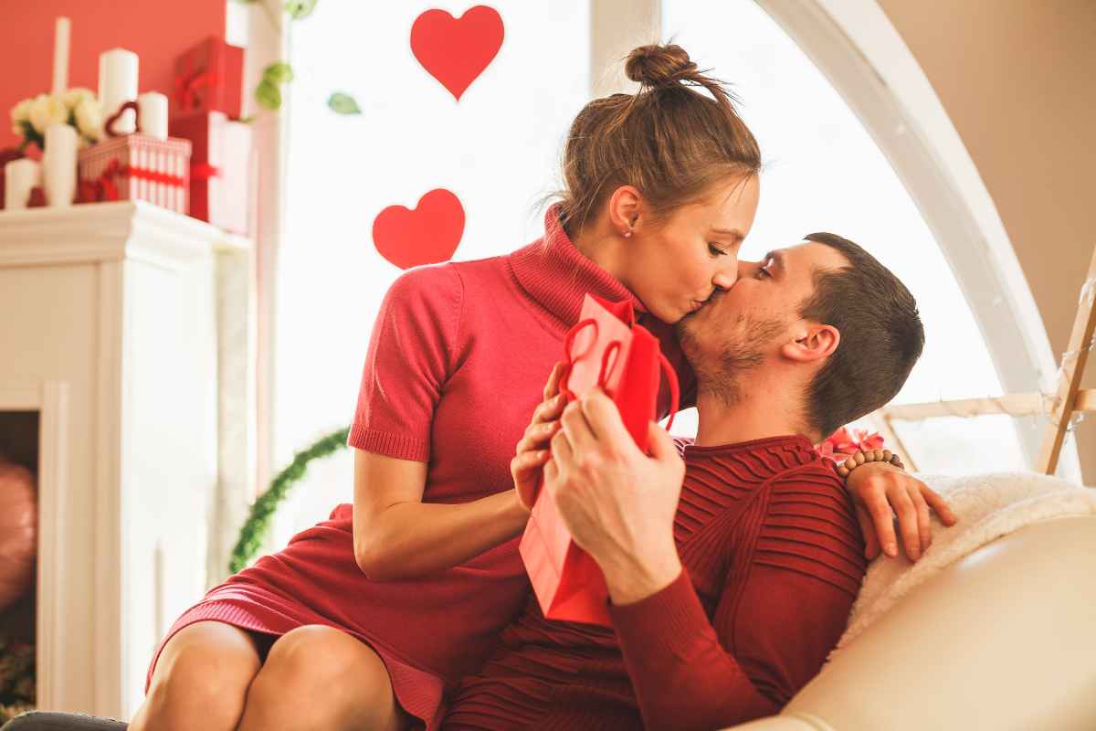 Coppia felice che si abbraccia durante lo scambio regali