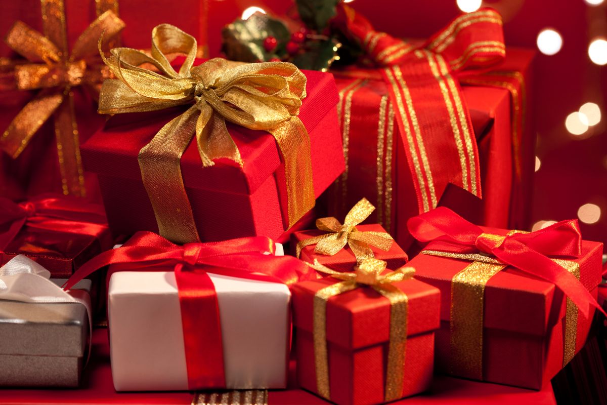 Pacchi di regali natalizi di vari forme e dimensioni