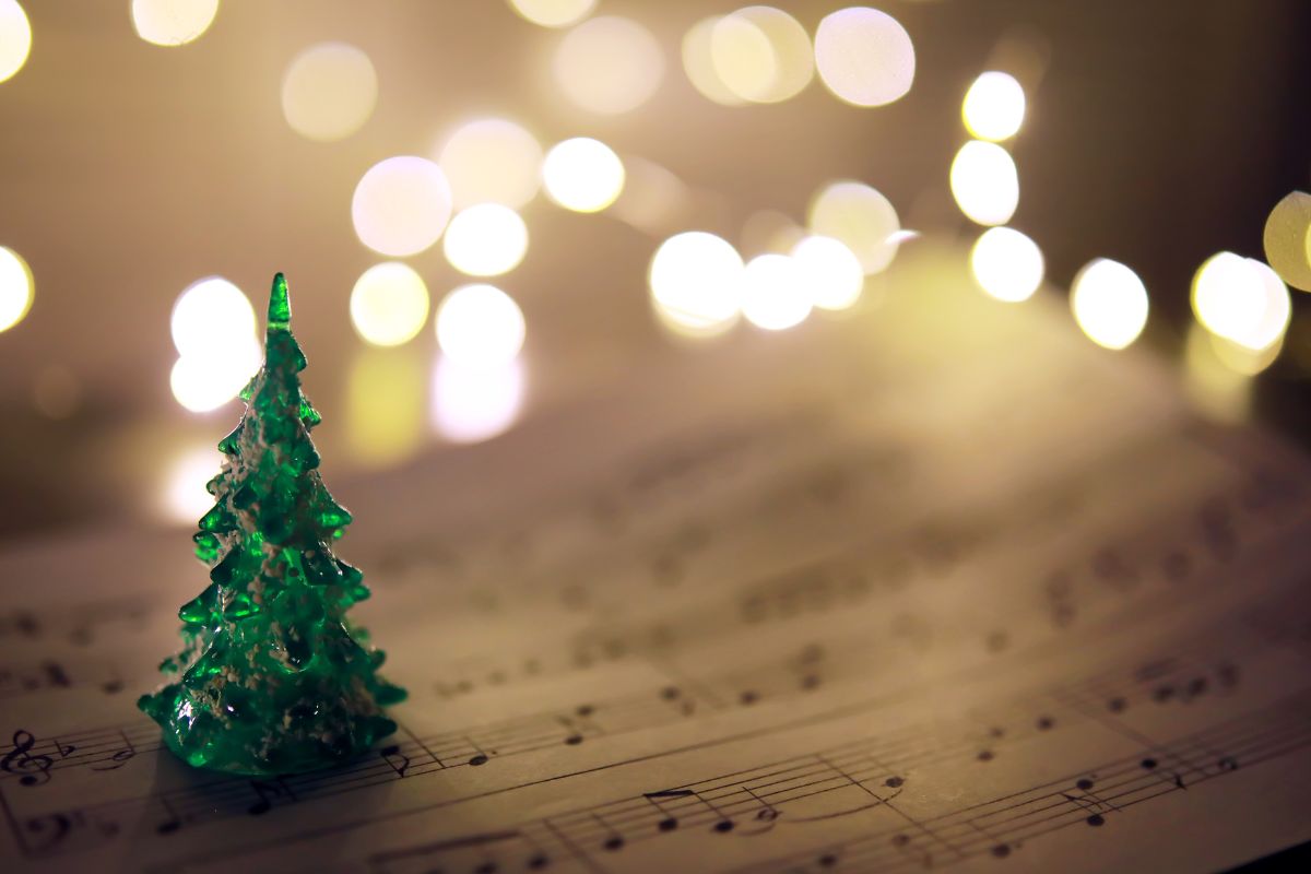 Spartito musicale con luci e albero di Natale