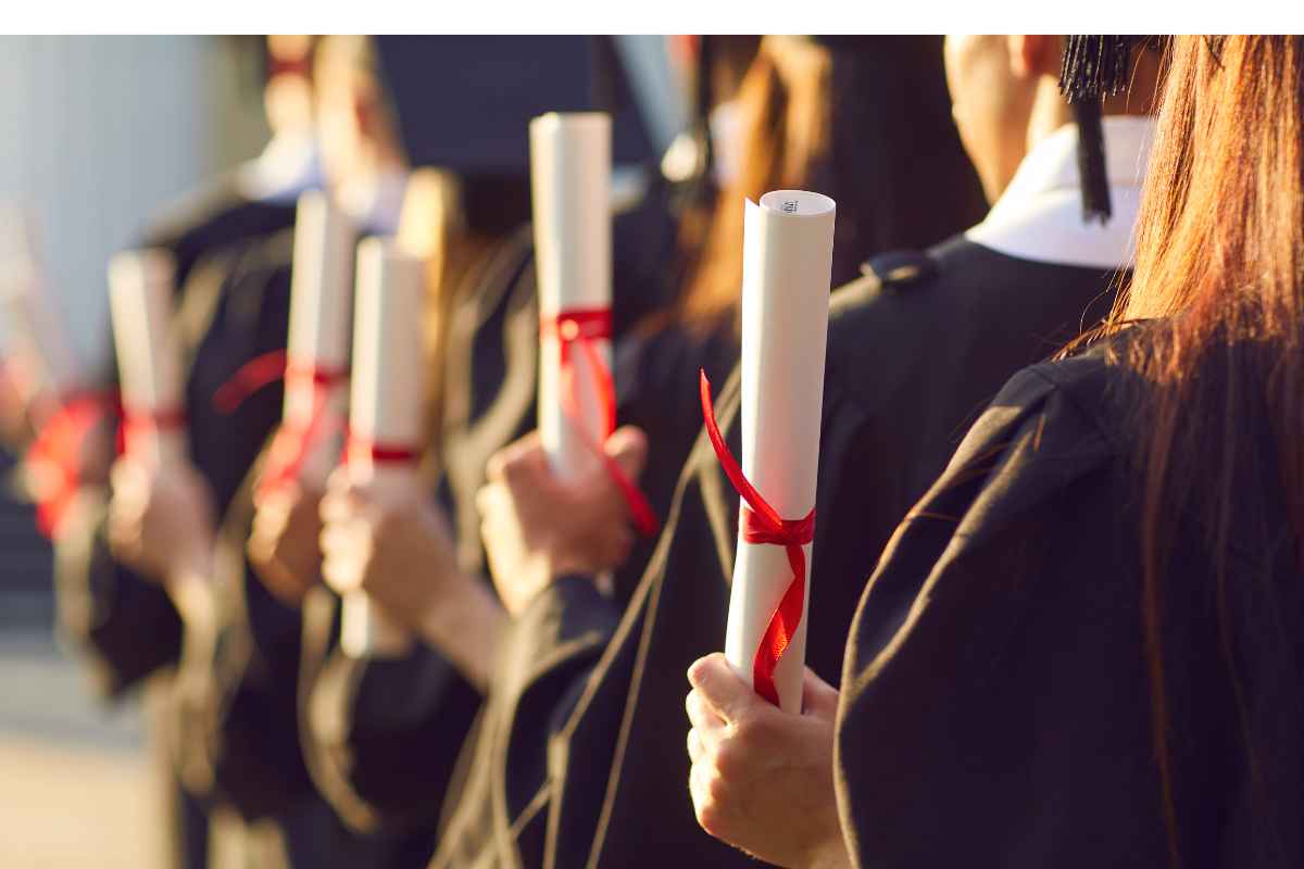 Ragazzi in fila con la toga nera il giorno della laurea