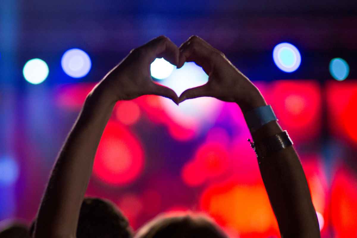 Concerto musicale, primo piano mani che fanno il cuore