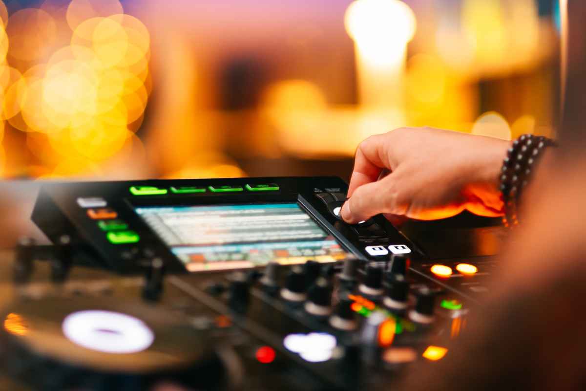 Dj al mixer che mette la musica